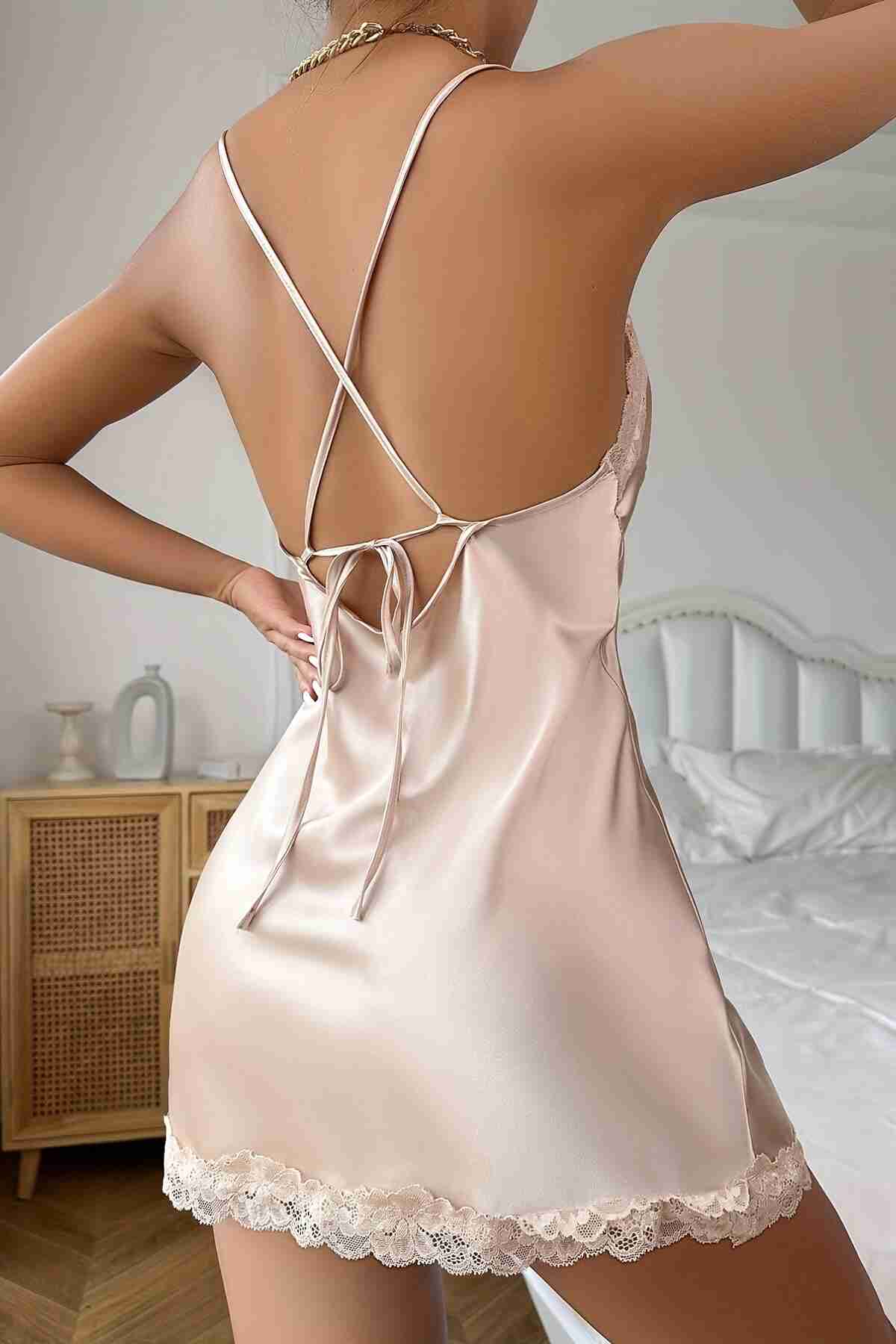 Aşk Lingerie Fantazi Dantel Büzgü Detaylı Yırtmaçlı Saten Gecelik Bej