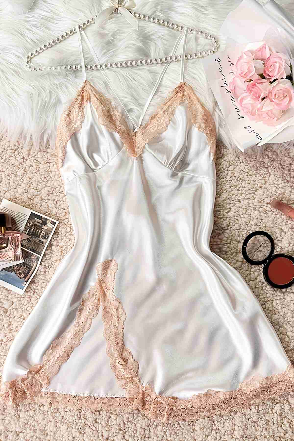 Aşk Lingerie Fantazi Dantel Büzgü Detaylı Yırtmaçlı Saten Gecelik Buz Beyaz
