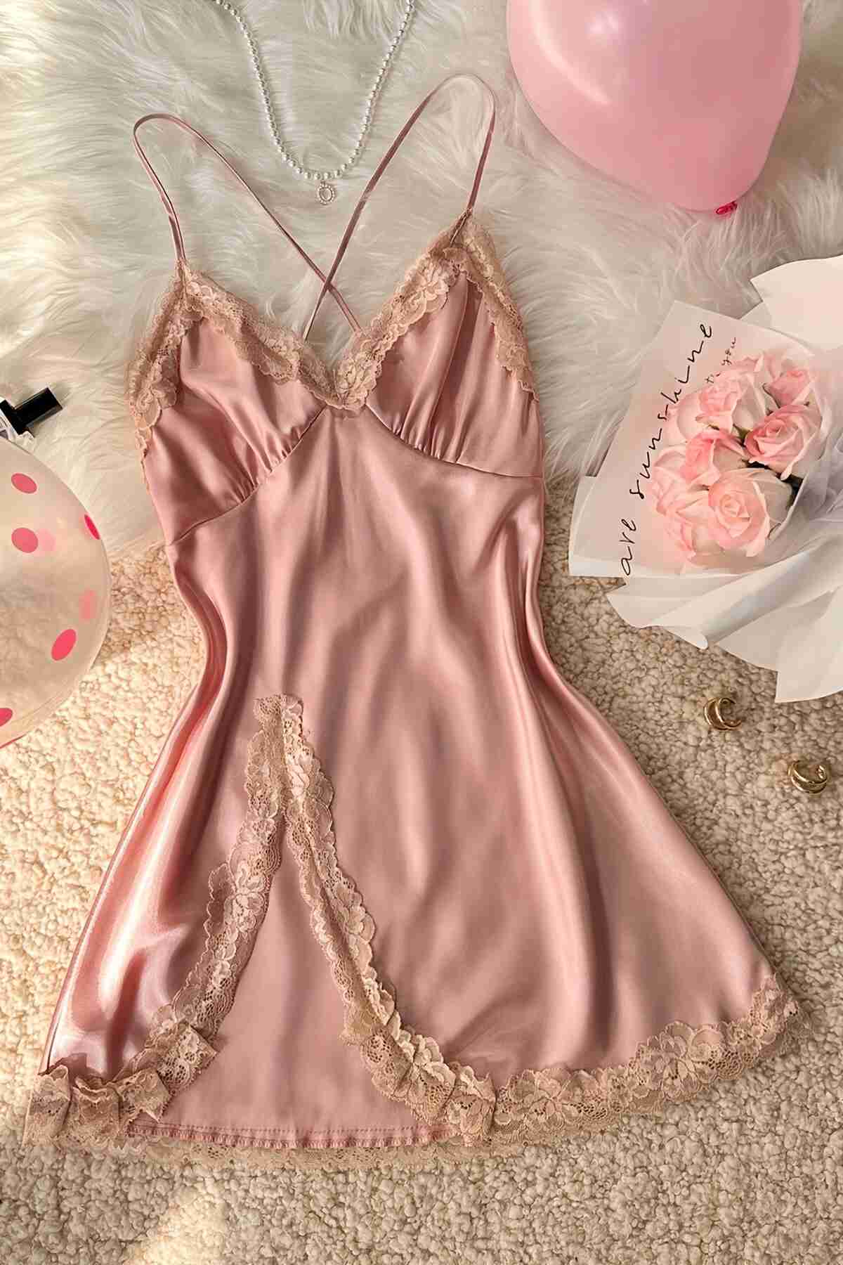 Aşk Lingerie Fantazi Dantel Büzgü Detaylı Yırtmaçlı Saten Gecelik Pembe